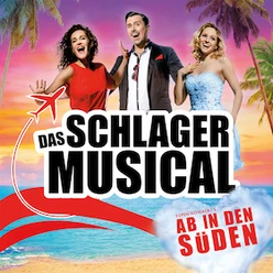 Ab in den Süden Buntes Musicalplakat mit drei Darstellern, Palmen, Strand und Schriftzug „Ab in den Süden“.