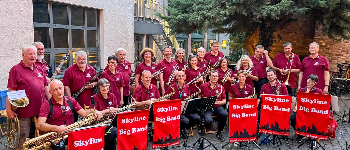 Skyline Big Band Skyline Big Band mit Instrumenten im Innenhof in Frankfurt