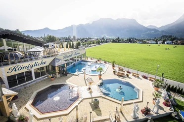 Kristall Therme Schwangau Außenbecken der Königlichen Kristall Therme Schwangau vor grünen Wiesen und Alpen