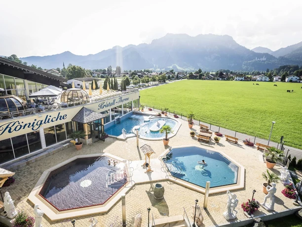 Kristall Therme Schwangau Außenbecken der Königlichen Kristall Therme Schwangau vor grünen Wiesen und Alpen