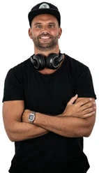Mr Black Porträt eines Mannes mit Kappe und Kopfhörern vor weißem Hintergrund