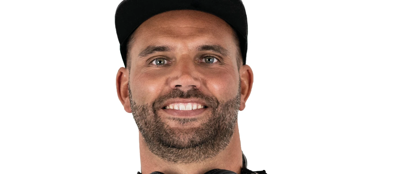 Mr Black Porträt eines Mannes mit Kappe und Kopfhörern vor weißem Hintergrund