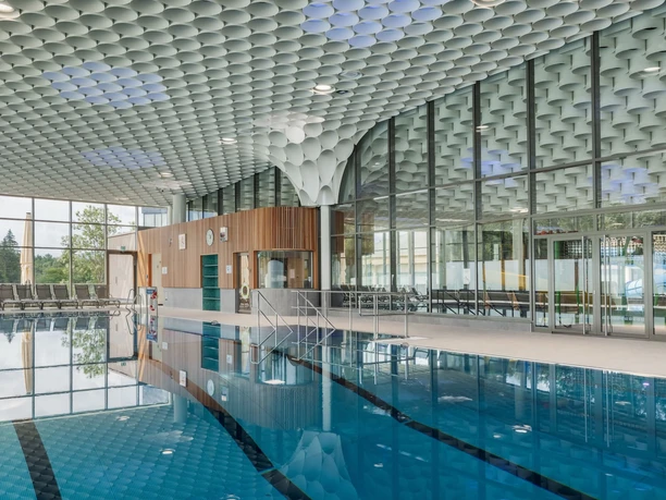 PiORAMA Penzberg_Schwimmerbecken mit Zylinderdecke Schwimmerbecken im PiORAMA mit Glasfront, Liegen und markanter Zylinderdecke
