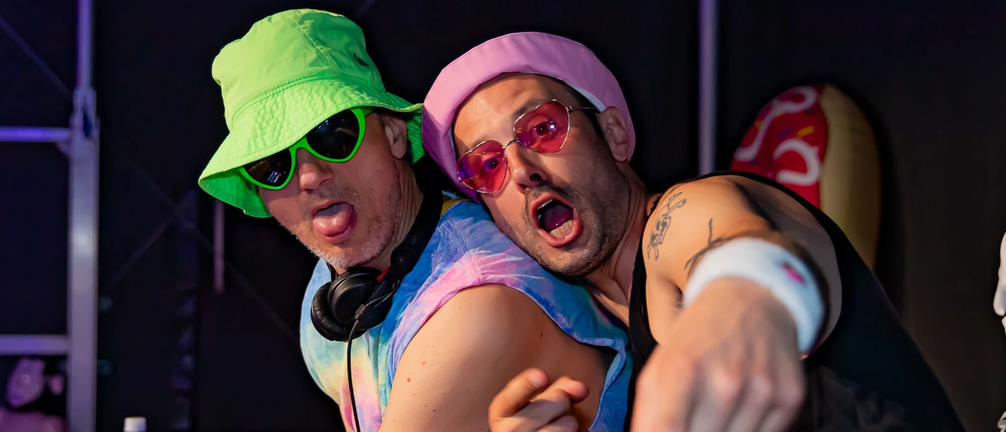 Buffalo & Wallace Zwei DJs am Mischpult auf Bühne mit Lichttechnik