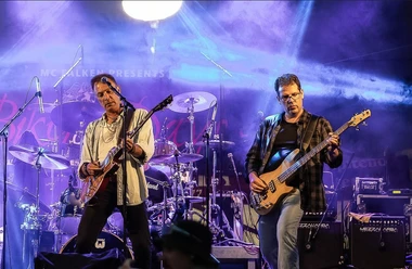 Thunder Mountains Liveband mit Gitarren und Schlagzeug auf Bühne