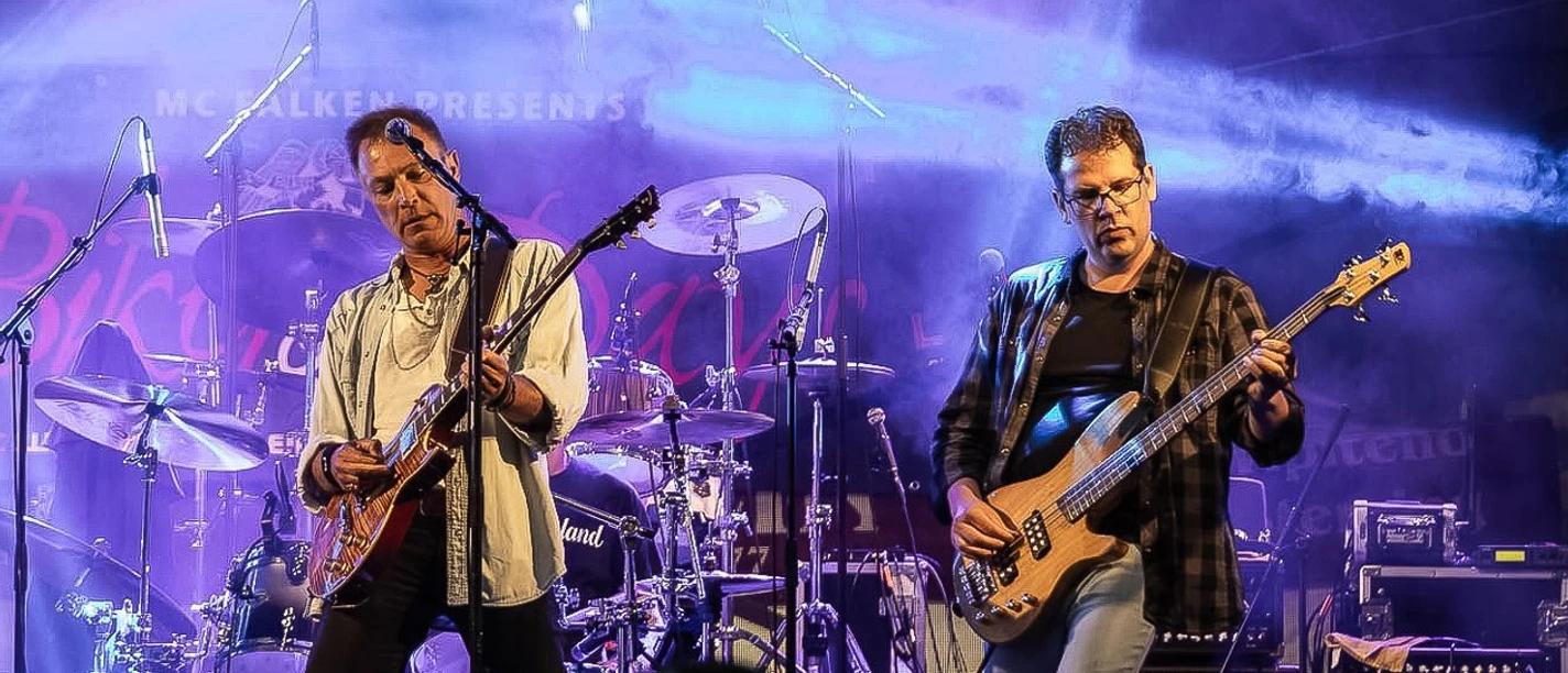 Thunder Mountains Liveband mit Gitarren und Schlagzeug auf Bühne