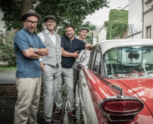 Silverballs Vier Männer neben rotem Oldtimer in Wohnstraße
