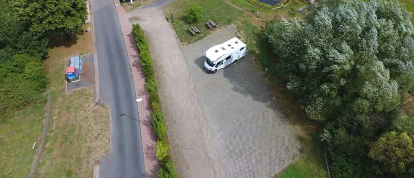 Wohnmobilstellplatz im Erholungsort Mernes