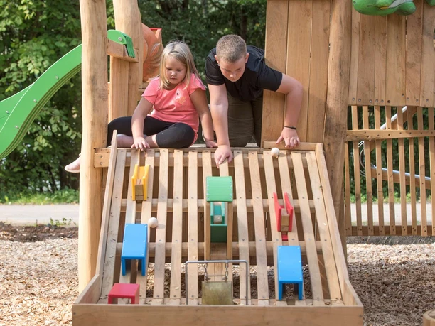Kinder beim Spielen auf dem Wasserspielplatz bei Ardeas Seenwelt