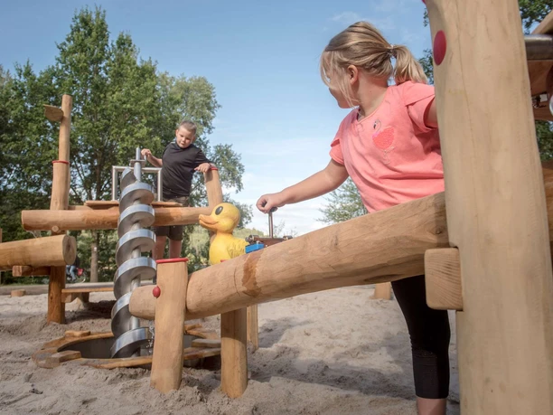 Kinder beim Spielen auf dem Wasserspielplatz bei Ardeas Seenwelt