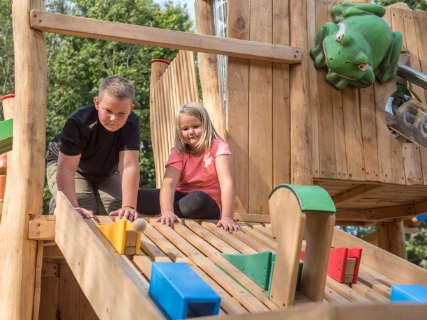 Kinder beim Spielen auf dem Wasserspielplatz bei Ardeas Seenwelt