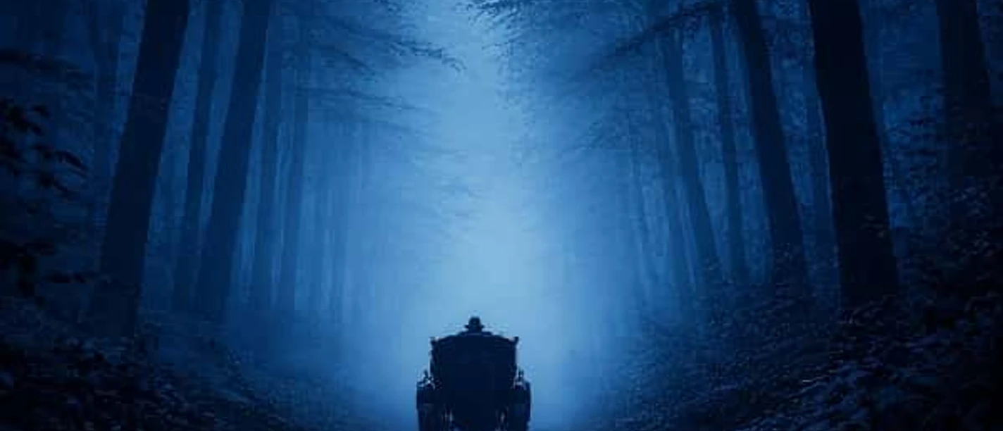 Eine alte Kutsche fährt durch einen tiefschwarzen Wald