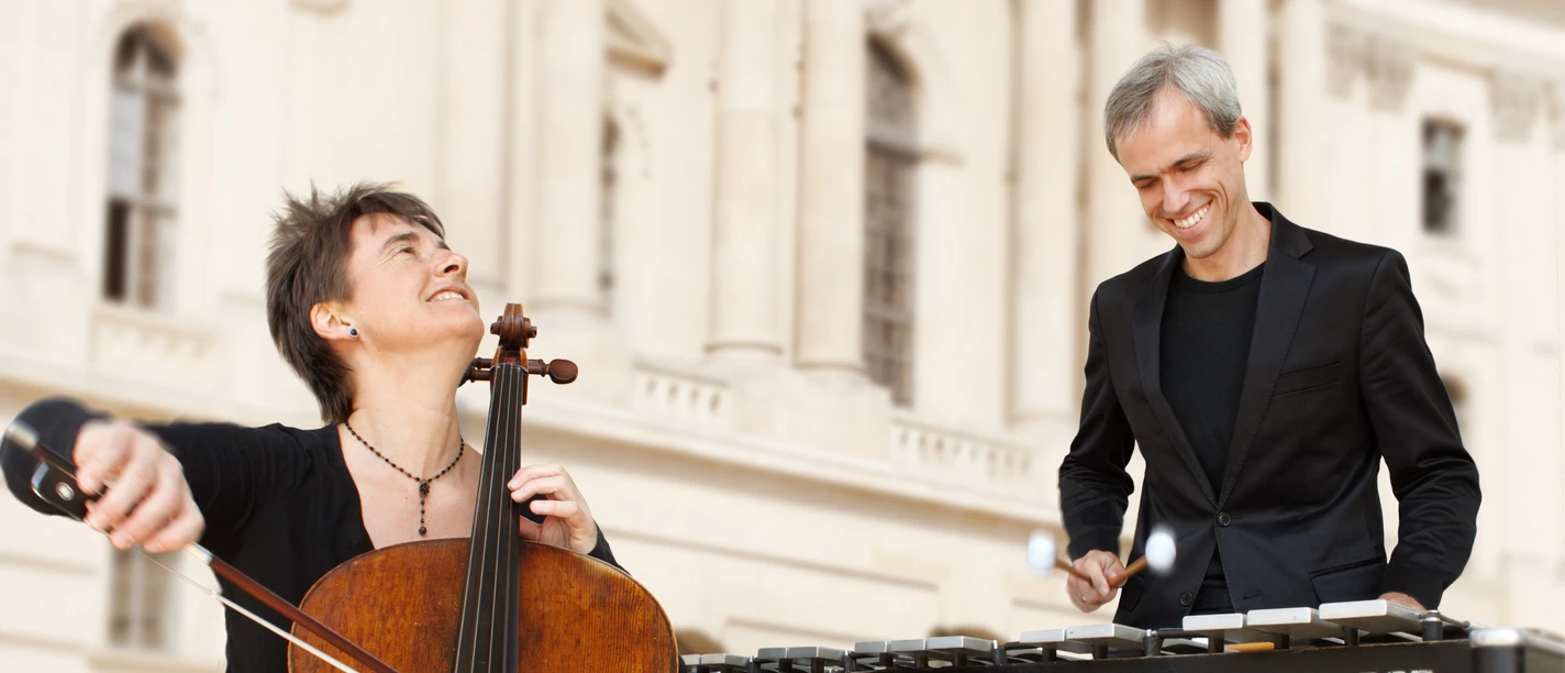 Anna Carewe und Oli Bott Musiker mit Cello und Vibraphon vor historischem Gebäude