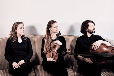 Wechner, Kaiser und Berger Drei Musiker mit Violine und Bratsche auf Sofa