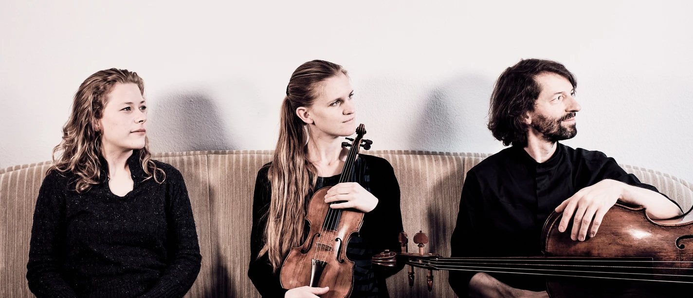 Wechner, Kaiser und Berger Drei Musiker mit Violine und Bratsche auf Sofa
