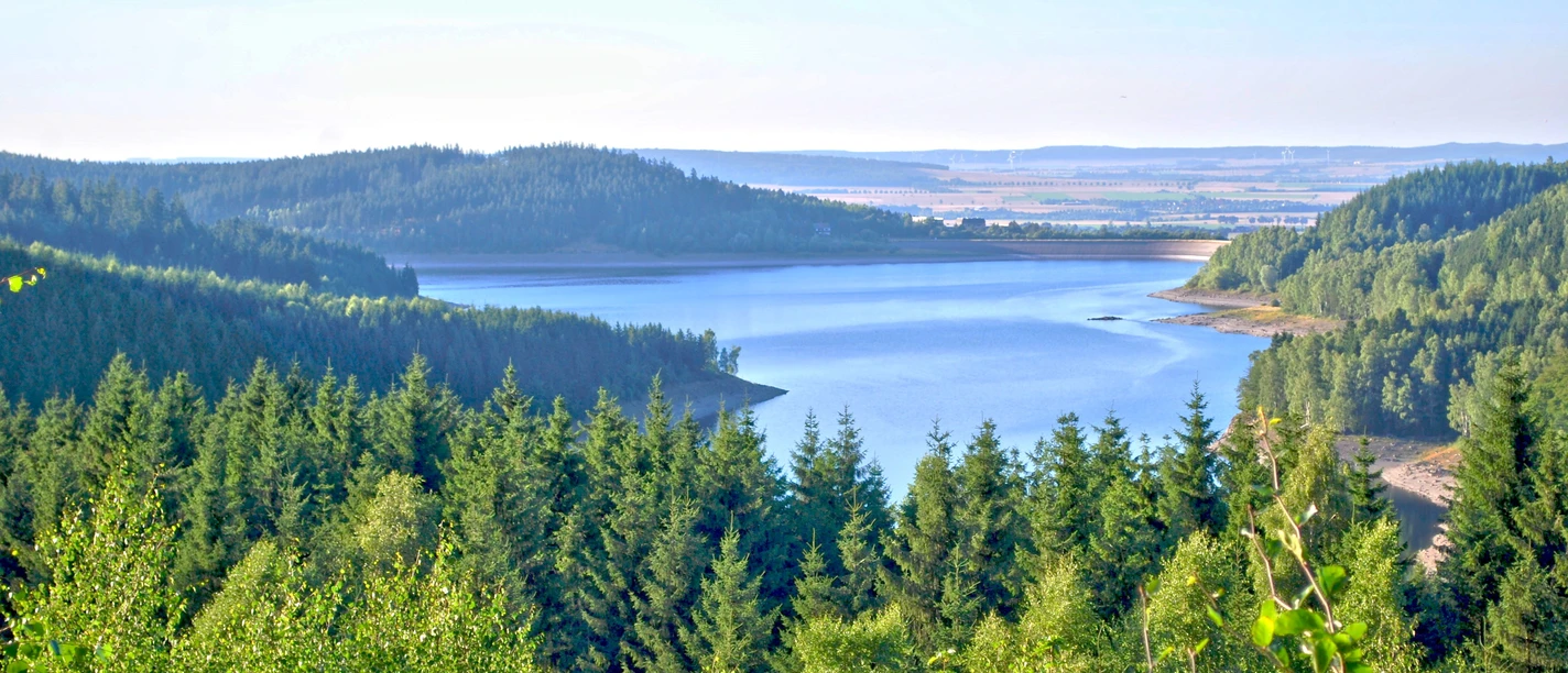 Blick über den Granestausee ins nördliche Harzvorland
