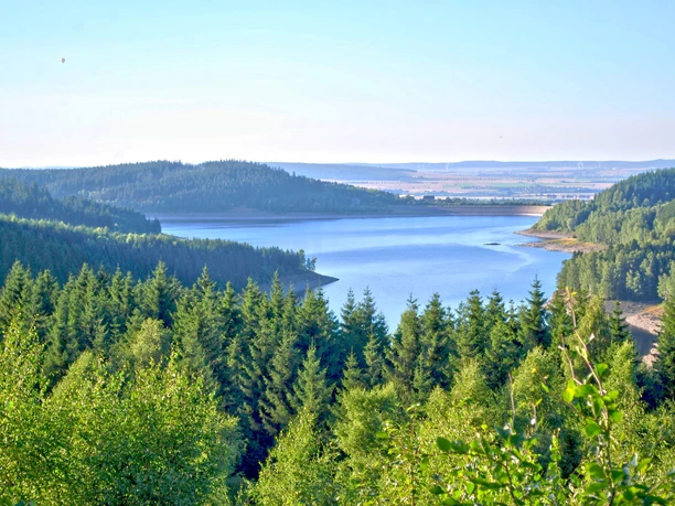 Blick über den Granestausee ins nördliche Harzvorland