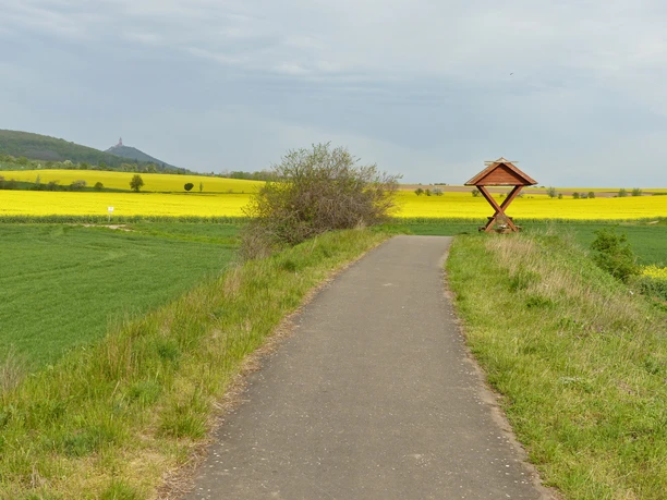 Rastplatz mit Blick auf das Kyffhäusergebirge