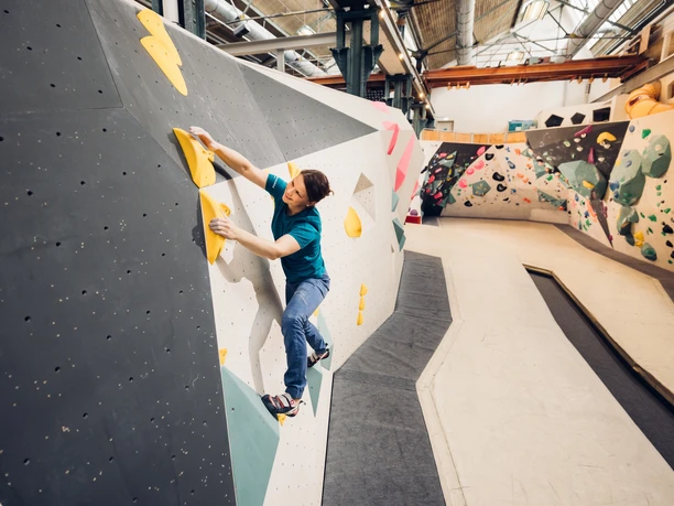 Kletternde in der Boulderlounge