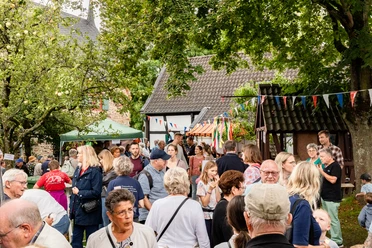 Bergisches Museum Besucher beim Museumsfest am Bergischen Museum zwischen Ständen und Wimpeln