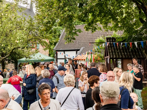 Bergisches Museum Besucher beim Museumsfest am Bergischen Museum zwischen Ständen und Wimpeln