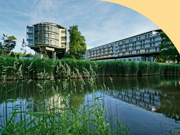Kongresshotel MICE Netzwerk.jpg Außenansicht vom Kongresshotel mit Teich im Vordergrund