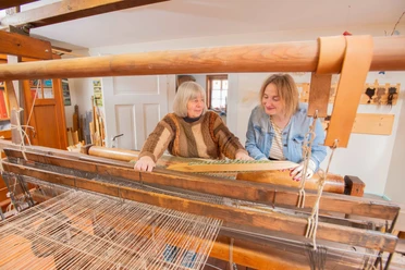Heimatmuseum IlseKamper Weben mitGast Bochenek kleiner