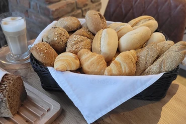 Das Frühstückscafé, Frankenberg (Eder) Sie sehen einen vollen Brötchenkorb, welche es zum Frühstück im Frühstückscafe gibt.