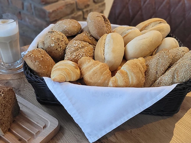 Das Frühstückscafé, Frankenberg (Eder) Sie sehen einen vollen Brötchenkorb, welche es zum Frühstück im Frühstückscafe gibt.