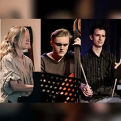 Jazztrio auf der Bühne mit Sängerin, Kontrabassist und Musiker vor Notenpulten