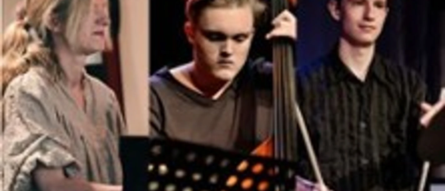 Jazztrio auf der Bühne mit Sängerin, Kontrabassist und Musiker vor Notenpulten