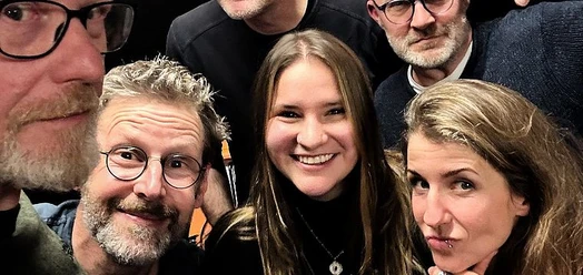 Nahaufnahme der Band The Golden Boys & The Devil’s Angels mit lächelnden Gesichtern