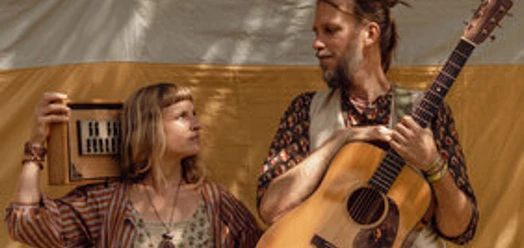 Musikerduo Kasita Kanto mit Gitarre und kleinem Akkordeon auf der Bühne