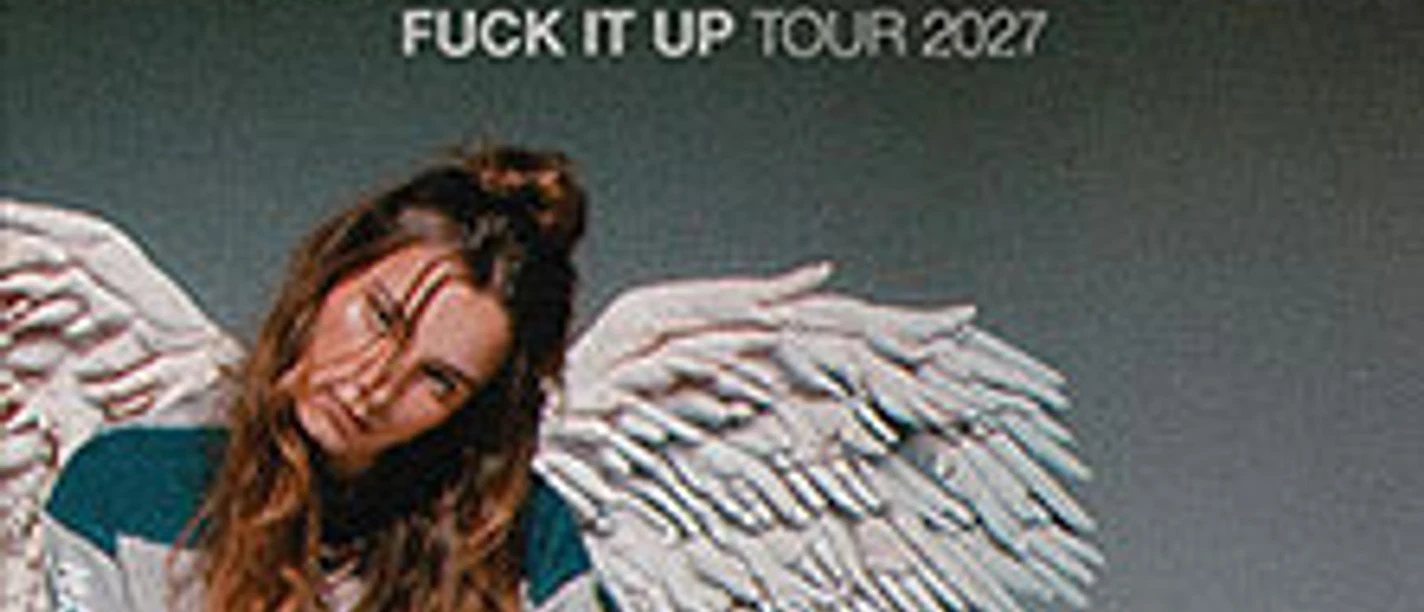 Tourplakat von WYNGS mit Frau vor Engelsflügeln und Tourhinweis für 2027