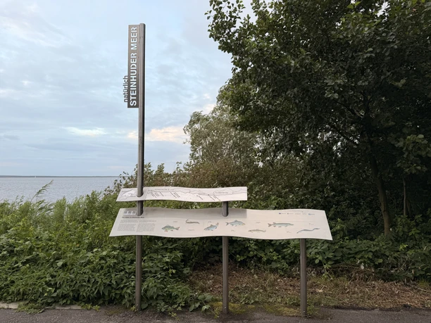 Metallene Infostele am Steinhuder Meer mit 3D-Schriftzug "Steinhuder Meer" und Informationen zum Naturpark und zum aktuellen Standort.
