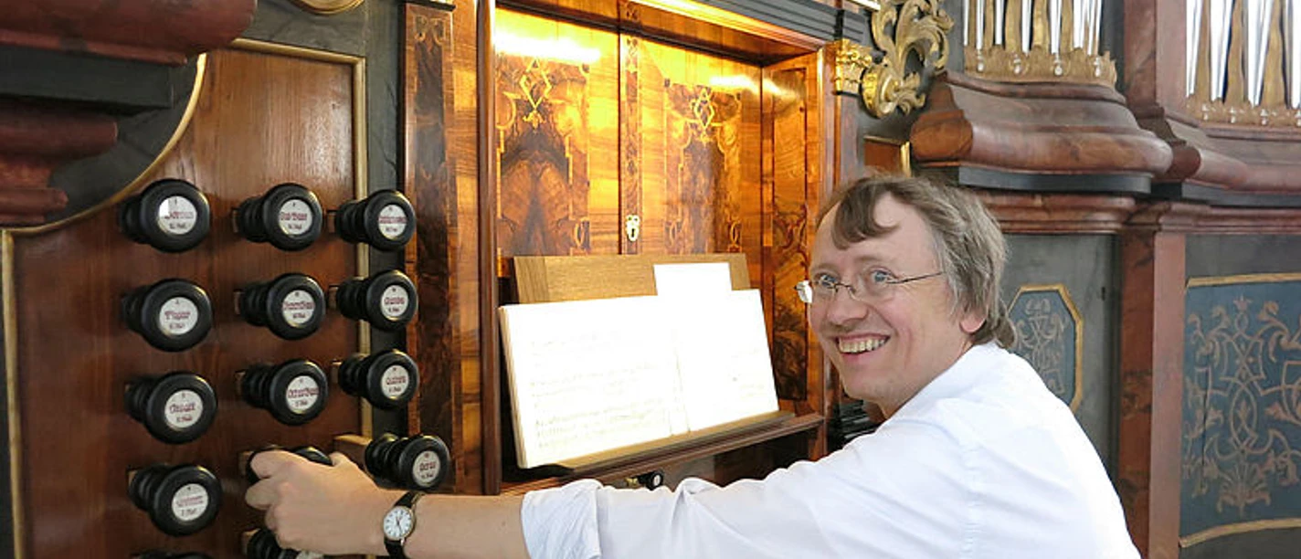 Organist an der historischen Orgel in der Kirche St. Marien in Lemgo