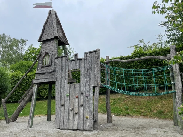 Spielplatz_Strandbad_Sursee_Kletterturm.png