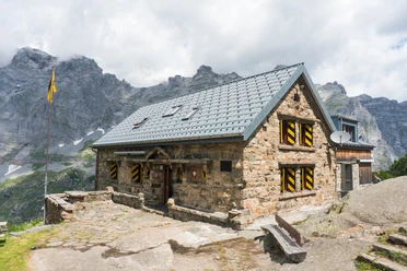 Die Kröntenhütte SAC liegt auf 1'903 m. ü. M. und bietet Platz für über 70 Personen.