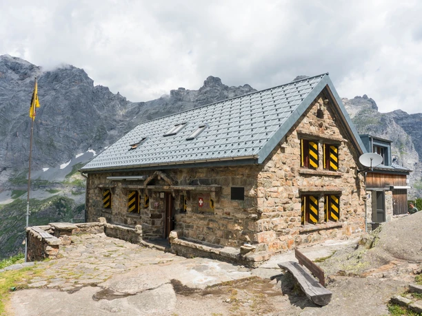 Die Kröntenhütte SAC liegt auf 1'903 m. ü. M. und bietet Platz für über 70 Personen.