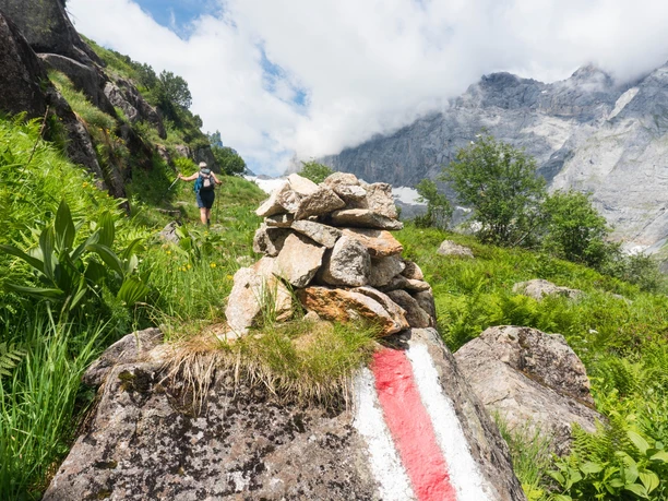 Der Wanderweg ist durchgehend markiert (weiss-rot-weiss)