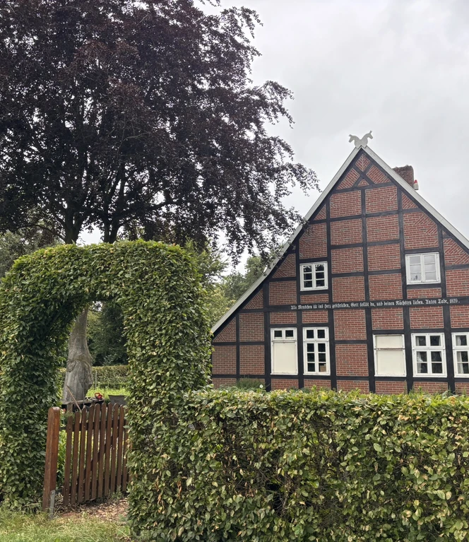 Der Eingang zum Bauern- und Kräutergarten..JPEG