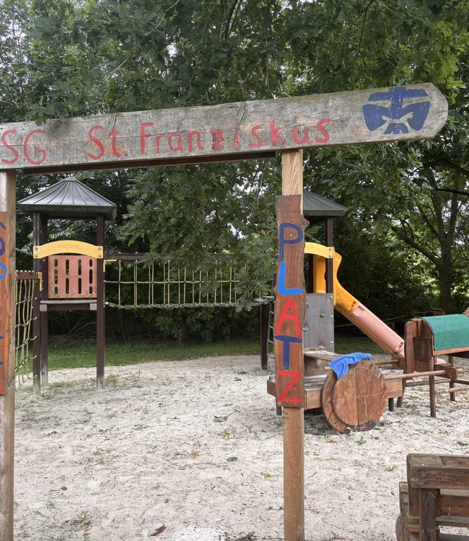 Der Spielplatz ist in einer 72-Stunden-Aktion der Pfadfinder entstanden..JPEG