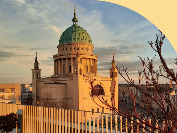 Blick auf die Nikolaikirche von der Terrasse des Bildungsforums