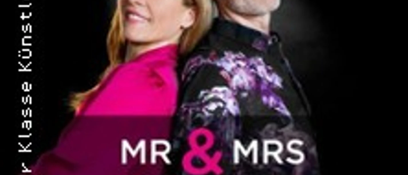 Zwei Musicaldarsteller stehen Rücken an Rücken vor dem Schriftzug „Mr & Mrs Musical“