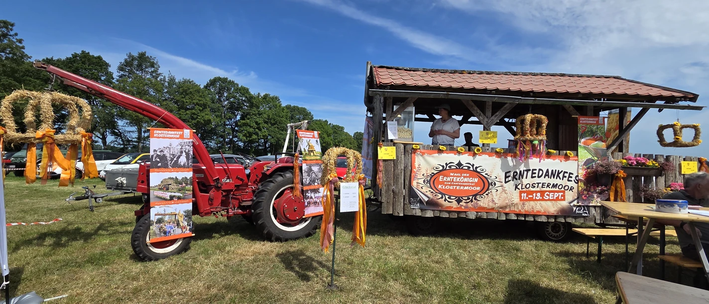 106408.jpg Geschmückter Festwagen mit rotem Traktor beim Erntedankfest Klostermoor.