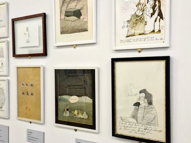 Sammlungsausstellung im Caricatura Museum Gerahmte Zeichnungen an einer Wand im Caricatura Museum Frankfurt.