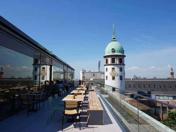 Restaurant obendrüber - Außenterrasse mit Blick auf den Weißen Turm