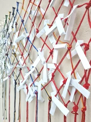 Knotenworkshop im Jüdischen Museum Frankfurt Papierobjekte an farbigen Schnüren in einer Ausstellung.