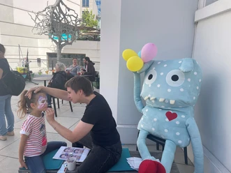 Kinderschminken. im Jüdischen Museum Frankfurt Kinderschminken auf einer Terrasse mit Ballons und Figuren