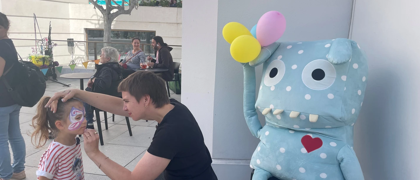 Kinderschminken. im Jüdischen Museum Frankfurt Kinderschminken auf einer Terrasse mit Ballons und Figuren